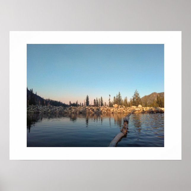 Affiche du lac alpin, rivage rocheux (Devant)