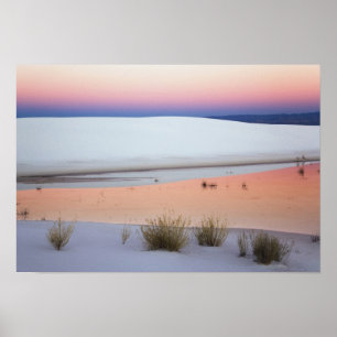 Affiche Dusk sky reflected in pool of water from
