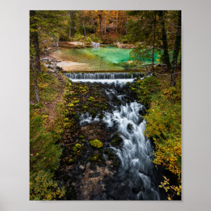 Affiche Eau coulant à travers la forêt automnale