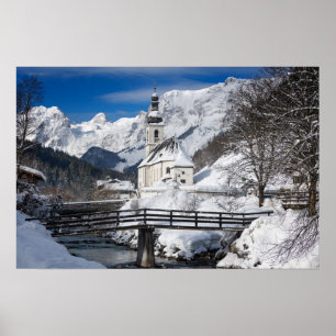 Affiche Église dans la neige avec les montagnes des Alpes
