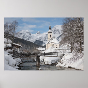 Affiche Église sous la neige avec les montagnes des Alpes