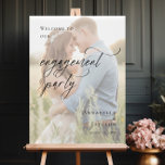 Affiche Elegant Engagement Party photo bienvenue<br><div class="desc">Bienvenue à vos invités à votre soirée de fiançailles avec notre Affiche de bienvenue photo élégante. Personnalisé avec votre photo préférée, ce panneau ajoute une touche de chaleur et de charme à votre décor d'événement. Avec son design élégant et ses détails personnalisables, il crée une atmosphère inoubliable pour votre célébration....</div>