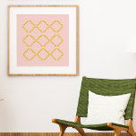 Affiche Élégante Ferme Moderne Géométrique Rosée Rose<br><div class="desc">Un simple motif géométrique de triangles en jaune ambre doré. L'arrière - plan rose pâle peut être changé en couleur de votre choix en cliquant sur le bouton personnaliser.</div>