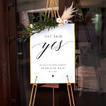 Affiche Elle A Dit Oui Calligraphie Fête des mariées Signe<br><div class="desc">Élever votre décor de douche nuptiale avec le panneau de Fête des mariées "She Said Yes Calligraphy". Cette enseigne minimaliste et élégante présente une calligraphie noire classique, ce qui en fait un complément élégant à votre douche nuptiale. Que vous l'utilisiez comme signe de bienvenue pour votre fête de fiançailles ou...</div>