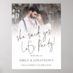 Affiche Elle A Dit Oui Photo Welcome Engagement<br><div class="desc">Elle dit Oui Photo Bienvenue à la fête de l'engagement. Remplacez simplement l'exemple de photo par le vôtre et personnalisez vos noms. Elle a dit Oui Faisons la fête est dans un scénario élégant.</div>