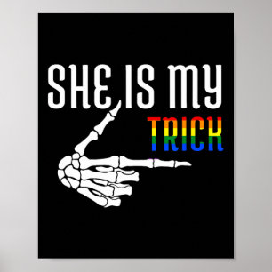 Affiche Elle est mon squelette de truc couple assorti Hall