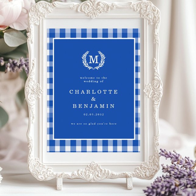 Affiche En vichy bleu Monogram Crest Mariage Bienvenue (Blue Gingham Monogram Crest Wedding Welcome Poster)
