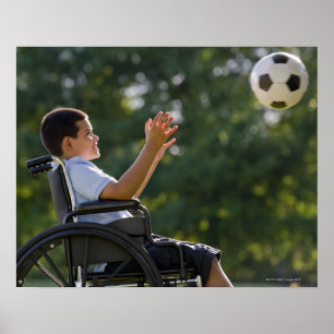 Affiche Enfant hispanique, 8 ans, en fauteuil roulant avec