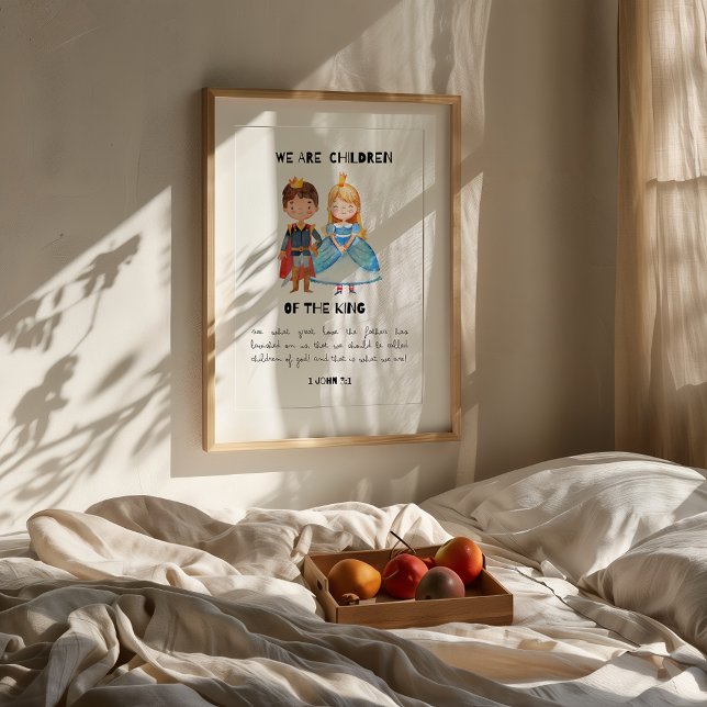 Affiche Enfants du roi Christian Nursery Imprimer (Framed "Children of the Most High King" Christian nursery print on wall above bed with fruit tray.)