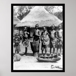 Affiche Enfants par une maison au toit de chaume en Afriqu