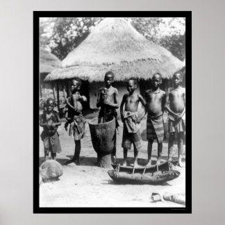 Affiche Enfants par une maison au toit de chaume en Afriqu