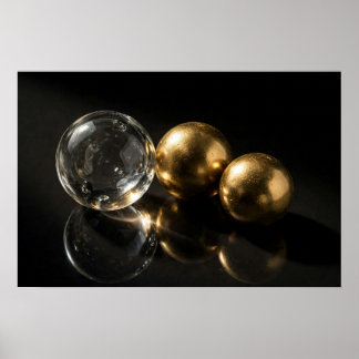 Affiche Étude dans l'ombre — Sphères de verre et d'or
