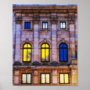 Affiche Façade néoclassique aux fenêtres lumineuses