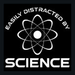Affiche Facilement Distrait Par La Science<br><div class="desc">Facilement Distrait Par La Science. Cet accessoire de citation amusant est un grand cadeau amoureux de la science pour un professeur de sciences, professeur de chimie ou professeur de biologie. Parfait pour un scientifique, un physicien, un biologiste ou un ingénieur. Es-tu un geek scientifique ou nerd ? Crois-tu à la...</div>