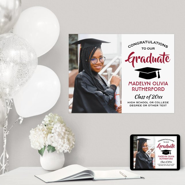 Affiche Félicitations Diplômée Photo Rouge Blanc Noir Grad (Créateur téléchargé)