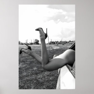 Affiche Femme à talons hauts dans une voiture, mode noir e