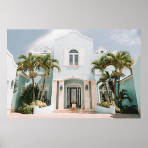 Affiche Femme assise devant l'immeuble