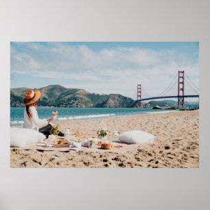 Affiche Femme assise près du bord de mer en regardant Gold