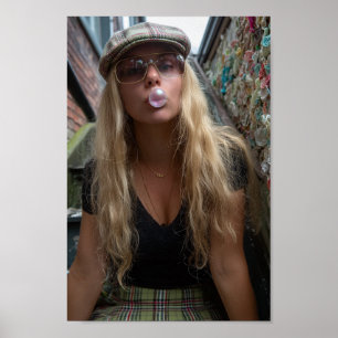 Affiche Femme au mur de chewing-gum Mastic rose bulles mig