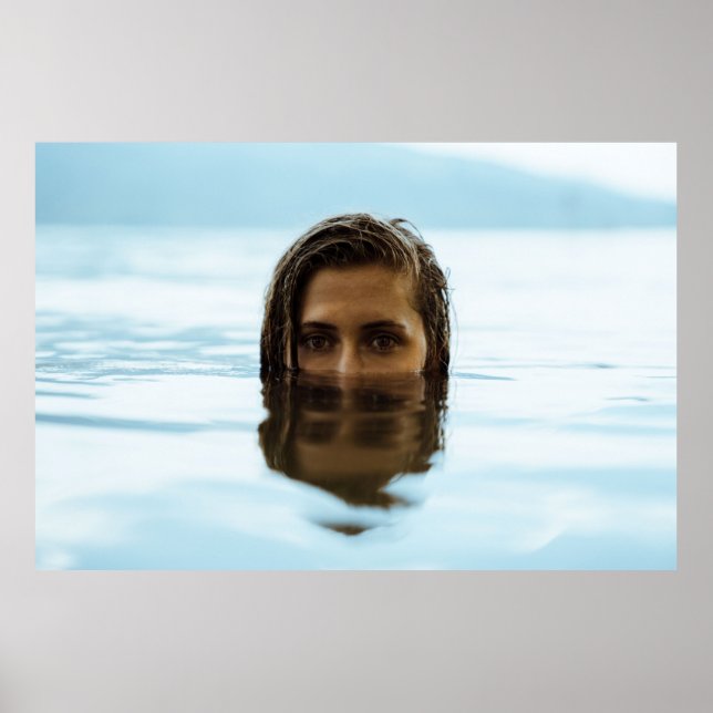 Affiche Femme dans le plan d'eau le matin (Devant)