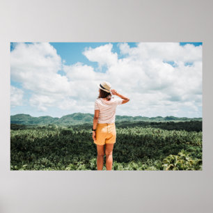 Affiche Femme debout près des arbres