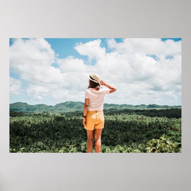 Affiche Femme debout près des arbres (Devant)