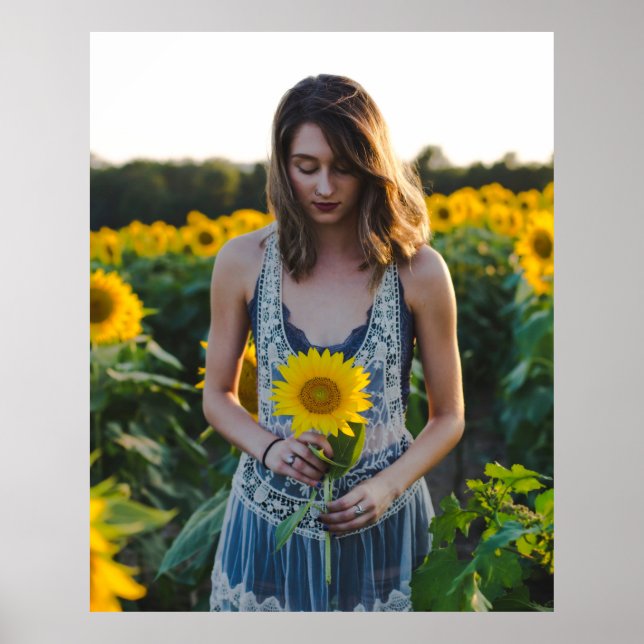 Affiche Femme debout sur le terrain de tournesol (Devant)