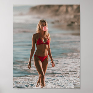Affiche Femme en bikini rouge au bord de l'océan avec une