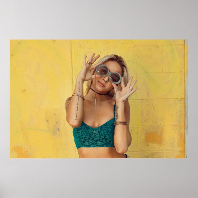 Affiche Femme en bralette bleue tenant des lunettes de sol (Devant)