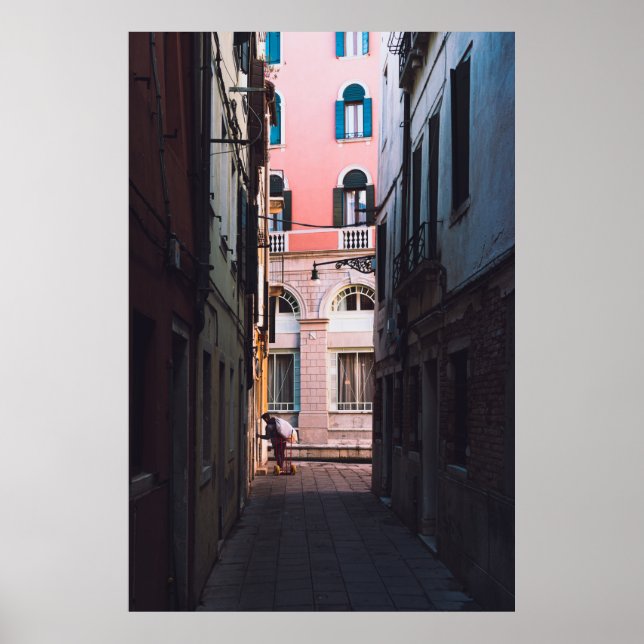 AFFICHE FEMME EN CHEMISE BLANCHE ET PANNES NOIRES MARCHANT (Devant)