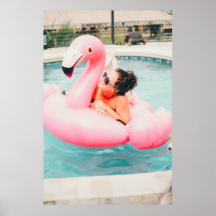 Affiche Femme en flamant rose sur la piscine extérieure