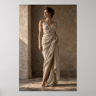 Affiche Femme en robe d'ivoire fluide à côté d'une colonne