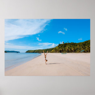Affiche Femme faisant acrobate sur la côte près de la mont