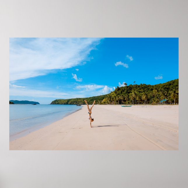 Affiche Femme faisant acrobate sur la côte près de la mont (Devant)