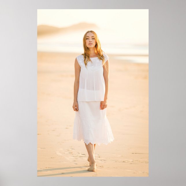 Affiche Femme marchant sur le rivage (Devant)