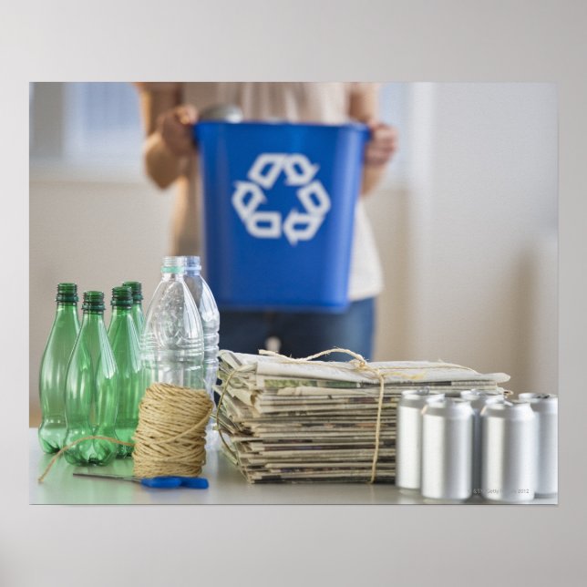 Affiche Femme recyclant des bouteilles, des boîtes et (Devant)