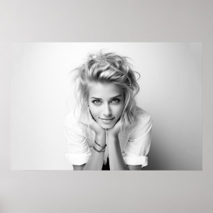 Affiche Femme souriante avec la tête dans les mains photo 