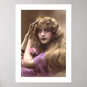 Affiche femme victorienne doux rose cheveux longs