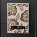 Affiche Feuille Tropical Pink & Gold Palm Motif et nom<br><div class="desc">Le Tropical Pink & Gold Palm Feuille motif est décoré dans un style exotique et dynamique inspiré de l'esthétique tropicale. Les couleurs se réfèrent aux tons rose et or, créant un aspect luxueux et élégant. Le motif est composé de feuilles de palmiers, taillés et orientés de façon variée, évoquant un...</div>