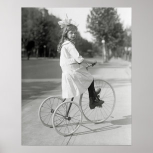 Affiche Fille à tricycle, 1917. Photo ancienne