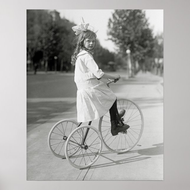 Affiche Fille à tricycle, 1917. Photo ancienne (Devant)
