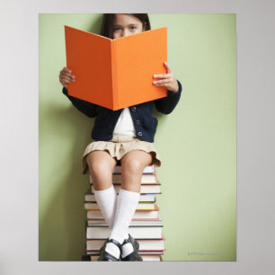 Affiche Fille de métis s'asseyant sur la pile de livres