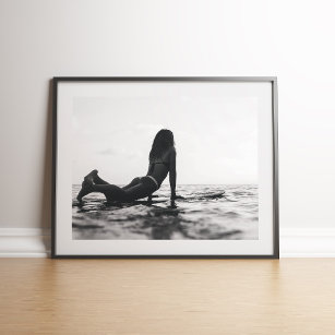 Affiche Fille de surfeur noire et blanche dans l'océan