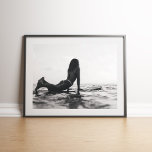 Affiche Fille de surfeur noire et blanche dans l'océan<br><div class="desc">Découvrez la beauté brute et la liberté du mode de vie surf avec cette affiche Black and White Surfer Girl in the Ocean. Doté d'un design monochrome minimaliste d'une fille de surfer sans peur immergée dans les vagues, cet oeuvre saisit l'essence de l'aventure, de la force et de la connexion...</div>