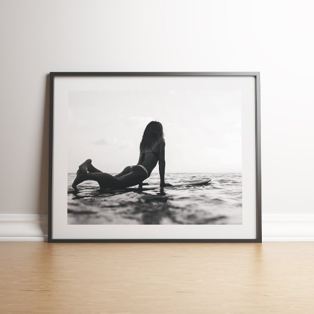 Affiche Fille de surfeur noire et blanche dans l'océan (Black and White Surfer Girl in the Ocean Poster on floor in black frame)
