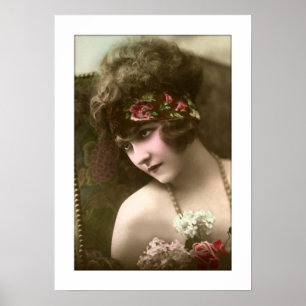 Affiche fille déco, perles, fleurs assises dans la chaise