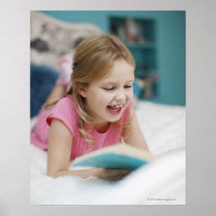 Affiche Fille s'étendant dans le livre de lecture de lit