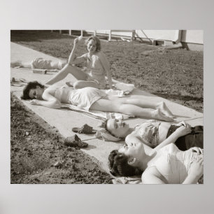 Affiche Filles prenant un bain de soleil, 1943. Photo anci