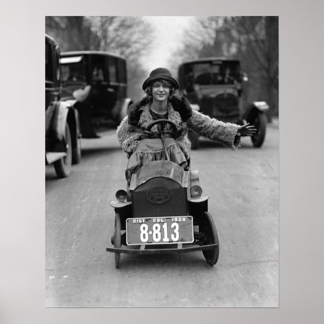 Affiche Flapper au volant d'une voiture à pédales, 1924. P (Devant)