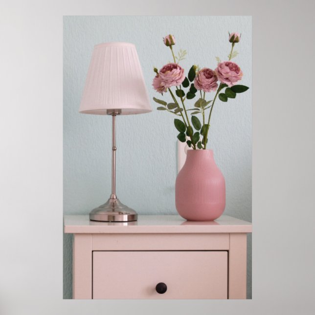 Affiche Fleurs | Roses rose pâle sur le stand de nuit (Devant)